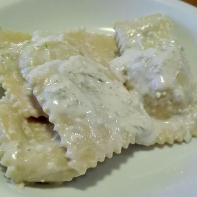 Ravioli ai cardi con crema di caprino e noci